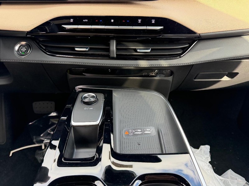 Buick Enclave Vehicle Full-screen Gallery Image 17