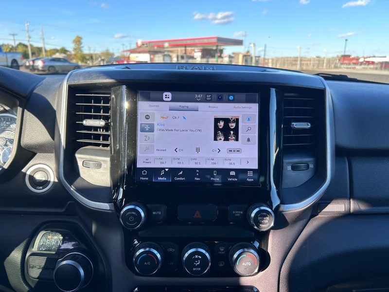 Ram 1500 Vehicle Full-screen Gallery Image 12