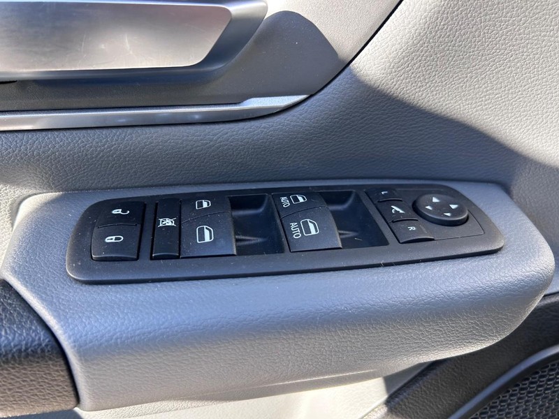 Ram 1500 Vehicle Full-screen Gallery Image 16