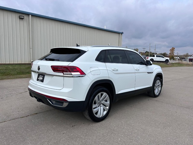 Volkswagen Atlas Cross Sport Vehicle Full-screen Gallery Image 3