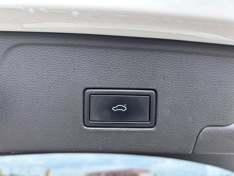 Volkswagen Atlas Cross Sport Vehicle Full-screen Gallery Image 6