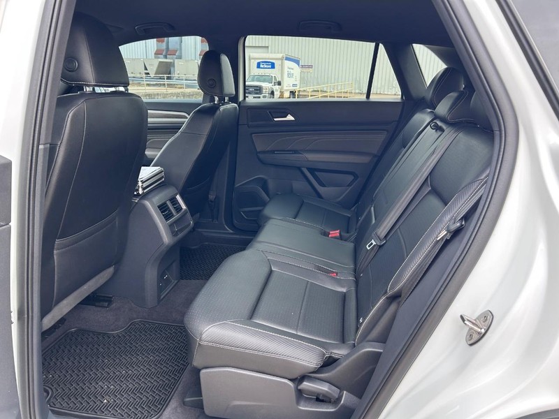 Volkswagen Atlas Cross Sport Vehicle Full-screen Gallery Image 8