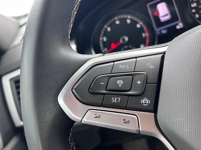 Volkswagen Atlas Cross Sport Vehicle Full-screen Gallery Image 11