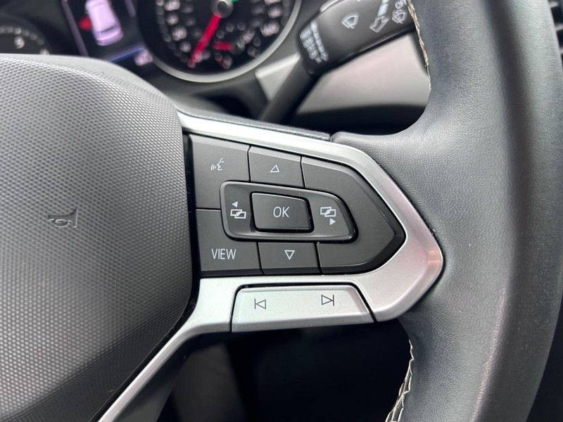 Volkswagen Atlas Cross Sport Vehicle Full-screen Gallery Image 12