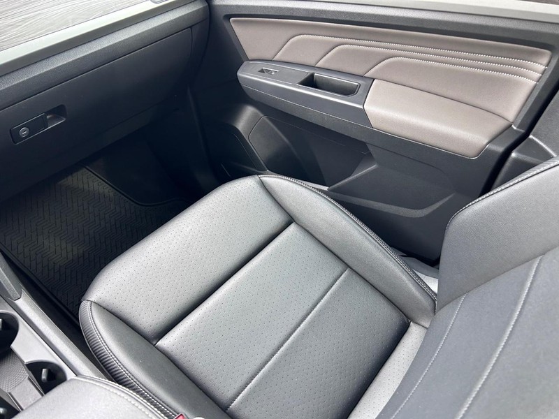 Volkswagen Atlas Cross Sport Vehicle Full-screen Gallery Image 16