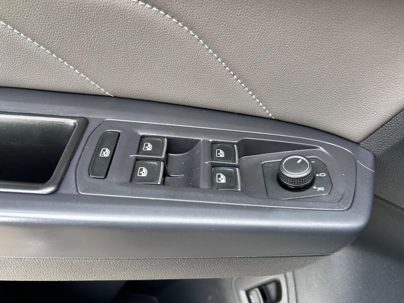 Volkswagen Atlas Cross Sport Vehicle Full-screen Gallery Image 17