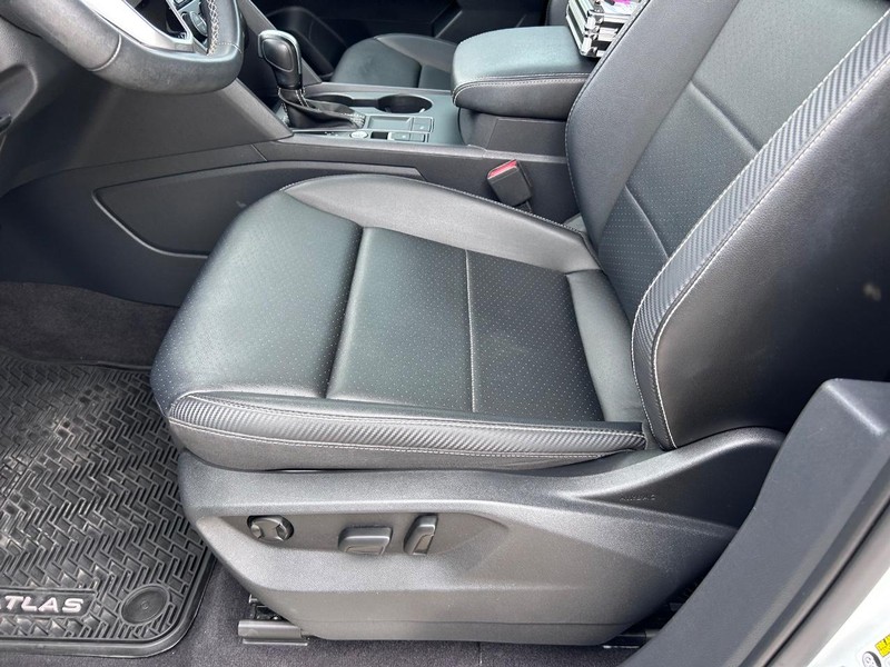 Volkswagen Atlas Cross Sport Vehicle Full-screen Gallery Image 18