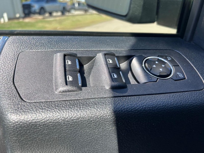 Ford F-150 Vehicle Full-screen Gallery Image 16