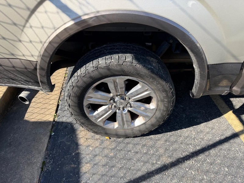 Ford F-150 Vehicle Full-screen Gallery Image 3