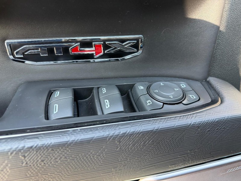 GMC Sierra 1500 Vehicle Full-screen Gallery Image 17