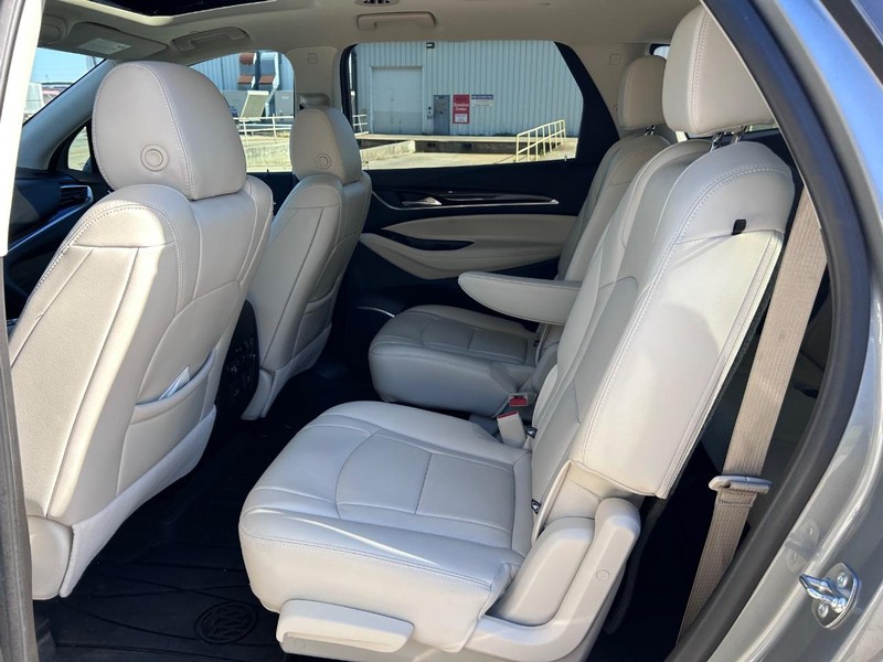 Buick Enclave Vehicle Full-screen Gallery Image 9