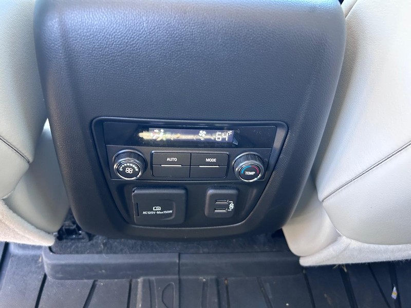 Buick Enclave Vehicle Full-screen Gallery Image 11