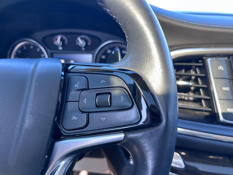 Buick Enclave Vehicle Full-screen Gallery Image 15