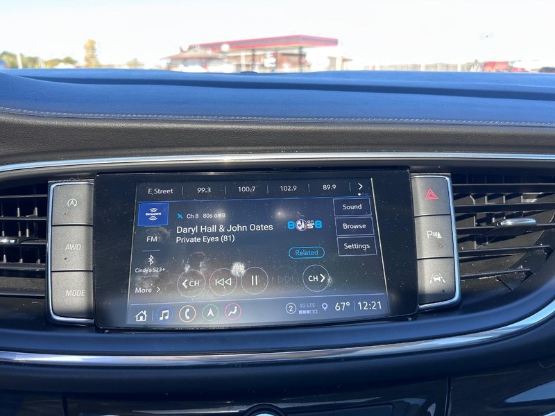 Buick Enclave Vehicle Full-screen Gallery Image 16