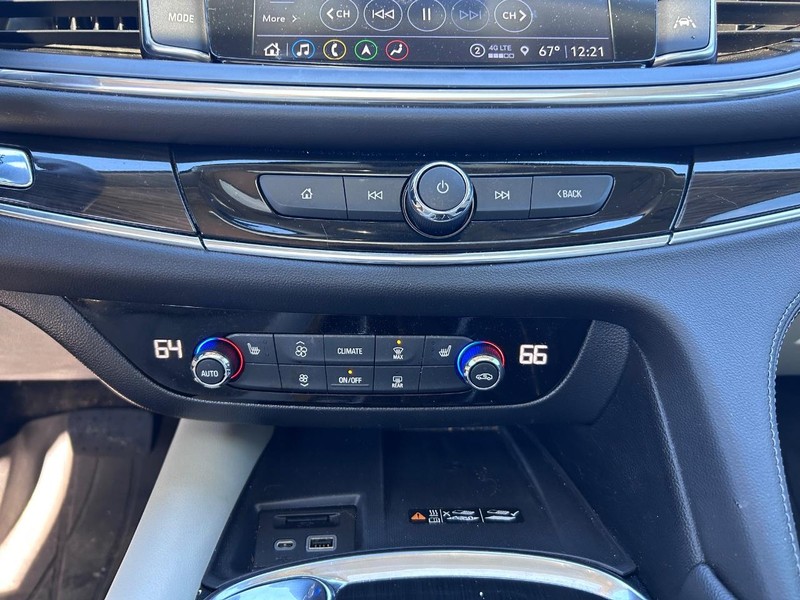 Buick Enclave Vehicle Full-screen Gallery Image 17