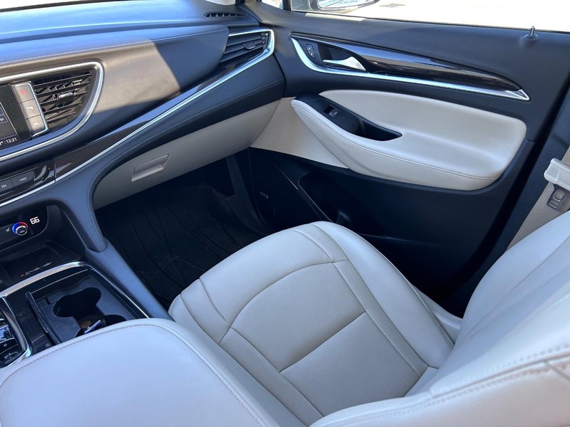 Buick Enclave Vehicle Full-screen Gallery Image 19