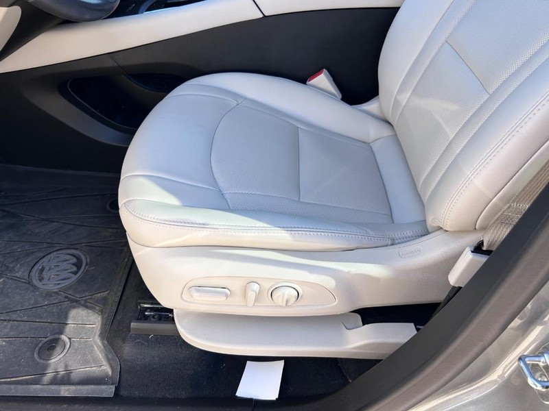 Buick Enclave Vehicle Full-screen Gallery Image 21