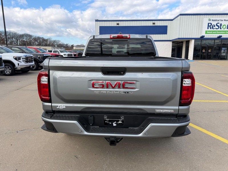 GMC Canyon Vehicle Full-screen Gallery Image 4