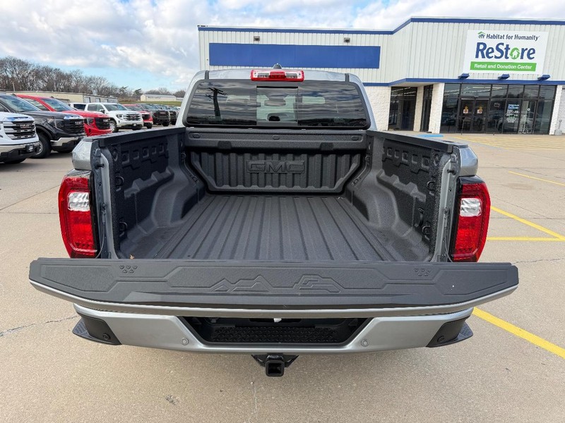 GMC Canyon Vehicle Full-screen Gallery Image 5