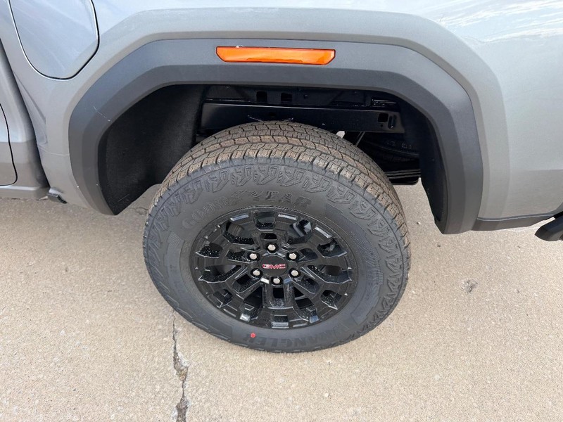 GMC Canyon Vehicle Full-screen Gallery Image 6