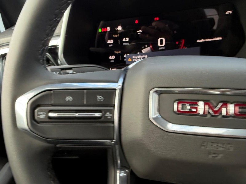 GMC Canyon Vehicle Full-screen Gallery Image 10