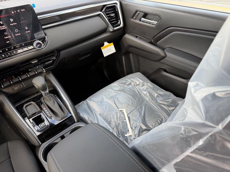 GMC Canyon Vehicle Full-screen Gallery Image 15