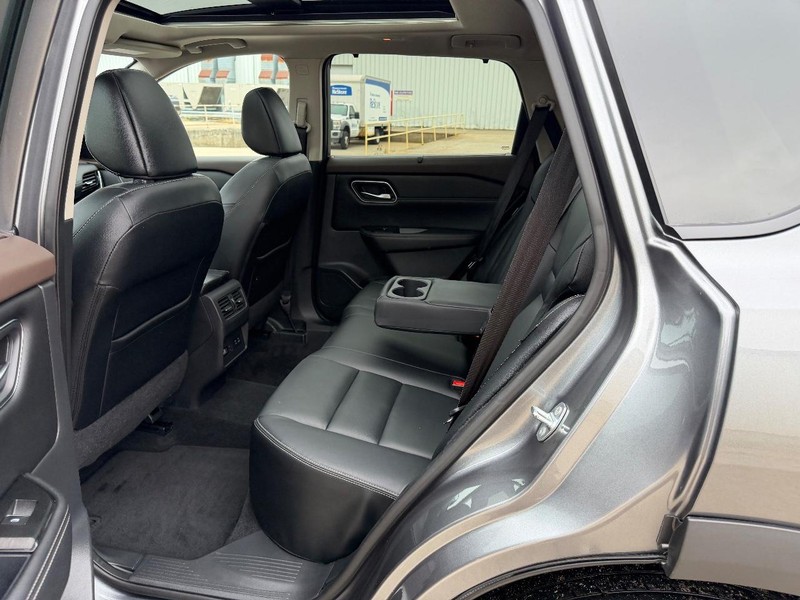 Nissan Rogue Vehicle Full-screen Gallery Image 8