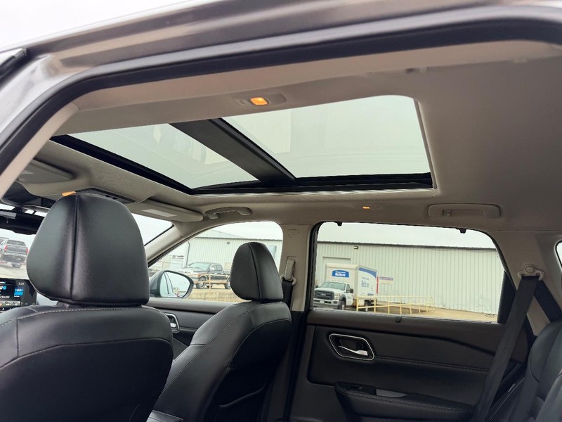 Nissan Rogue Vehicle Full-screen Gallery Image 9