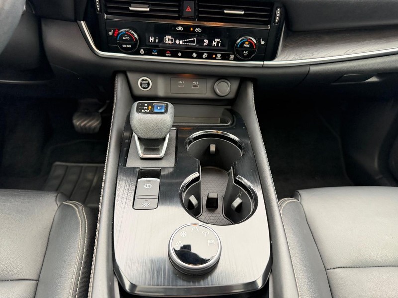 Nissan Rogue Vehicle Full-screen Gallery Image 17