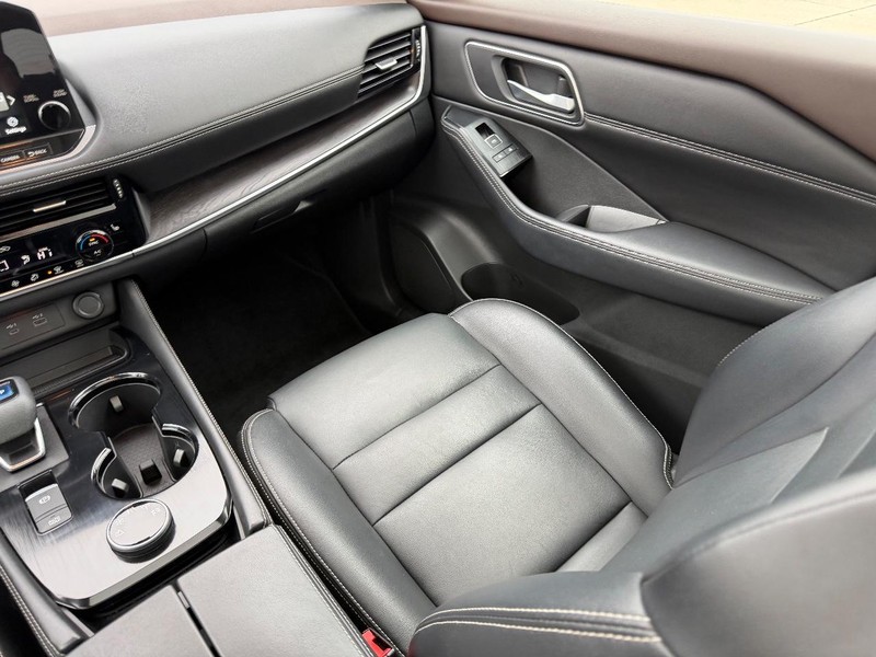 Nissan Rogue Vehicle Full-screen Gallery Image 18