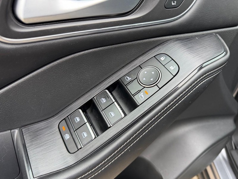 Nissan Rogue Vehicle Full-screen Gallery Image 19