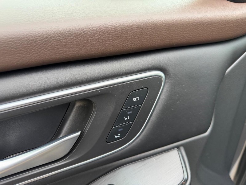 Nissan Rogue Vehicle Full-screen Gallery Image 20