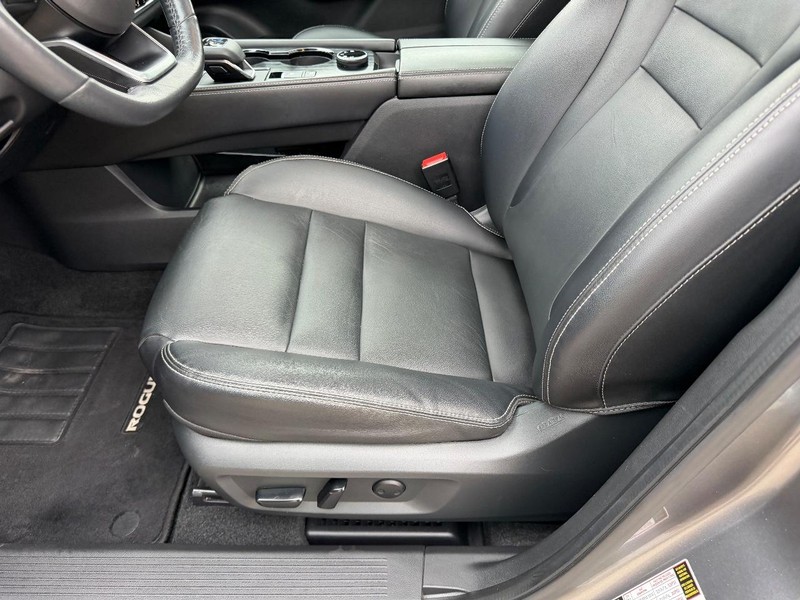 Nissan Rogue Vehicle Full-screen Gallery Image 21