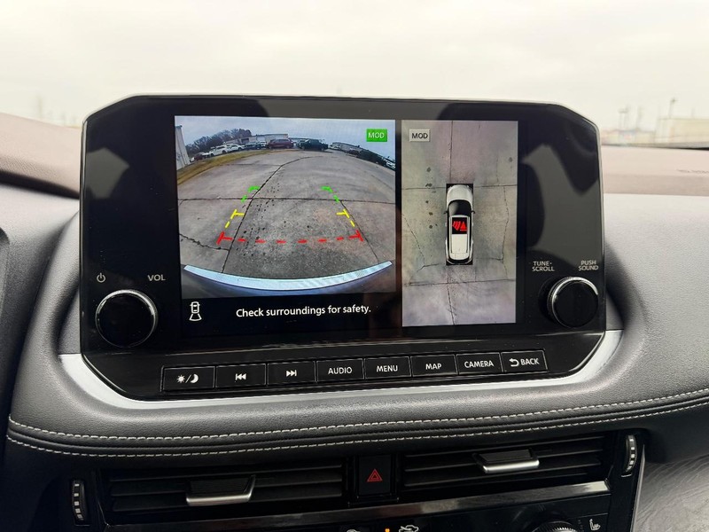 Nissan Rogue Vehicle Full-screen Gallery Image 24