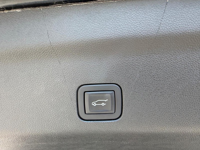 GMC Yukon XL Vehicle Full-screen Gallery Image 6