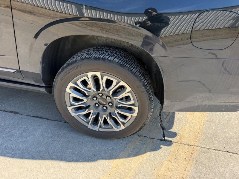 GMC Yukon XL Vehicle Full-screen Gallery Image 7