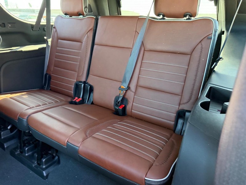 GMC Yukon XL Vehicle Full-screen Gallery Image 8