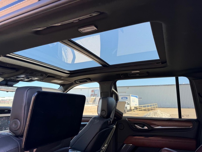 GMC Yukon XL Vehicle Full-screen Gallery Image 11