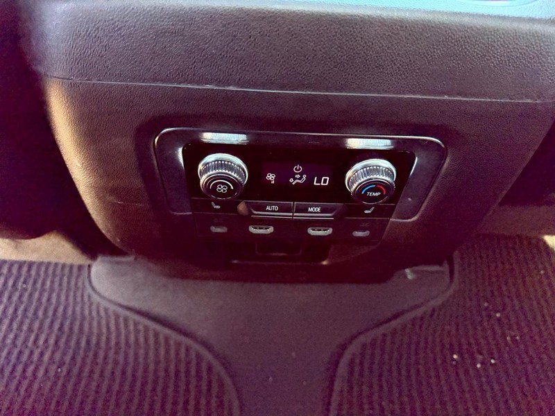 GMC Yukon XL Vehicle Full-screen Gallery Image 12