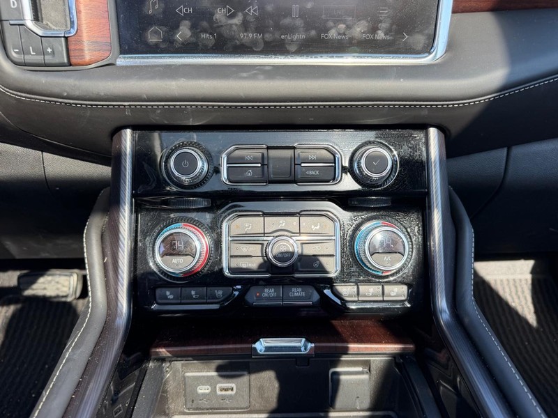 GMC Yukon XL Vehicle Full-screen Gallery Image 18