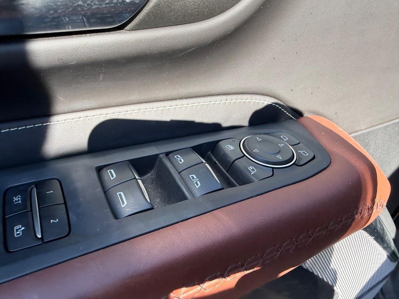 GMC Yukon XL Vehicle Full-screen Gallery Image 21