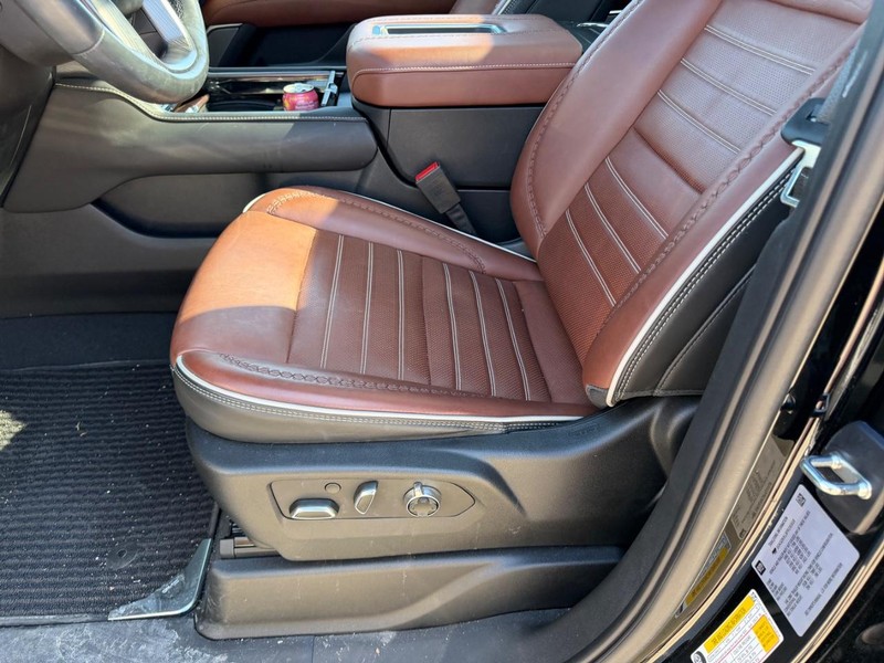 GMC Yukon XL Vehicle Full-screen Gallery Image 23