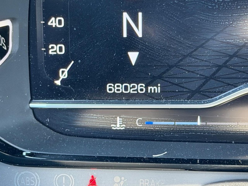 GMC Yukon XL Vehicle Full-screen Gallery Image 24