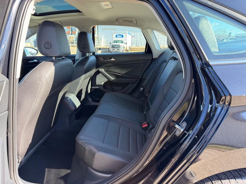 Volkswagen Jetta Vehicle Full-screen Gallery Image 7