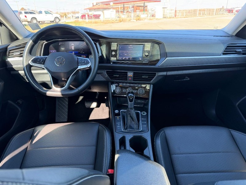 Volkswagen Jetta Vehicle Full-screen Gallery Image 9