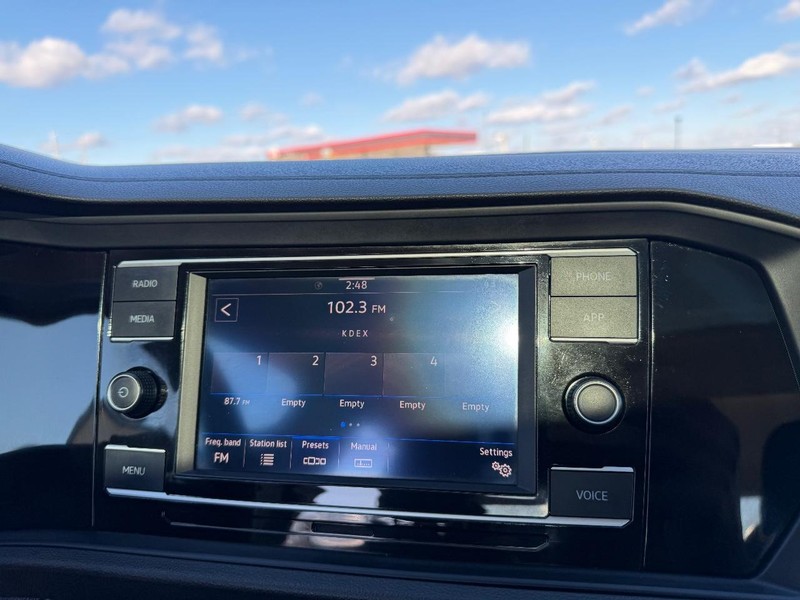 Volkswagen Jetta Vehicle Full-screen Gallery Image 13