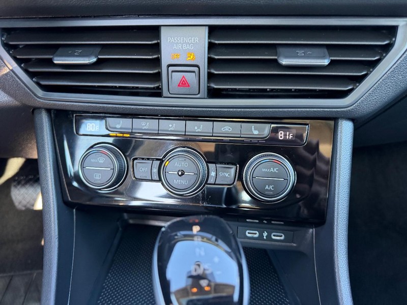 Volkswagen Jetta Vehicle Full-screen Gallery Image 14