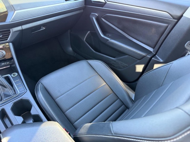 Volkswagen Jetta Vehicle Full-screen Gallery Image 16