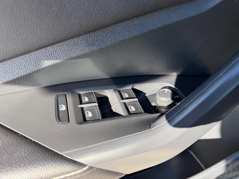 Volkswagen Jetta Vehicle Full-screen Gallery Image 17