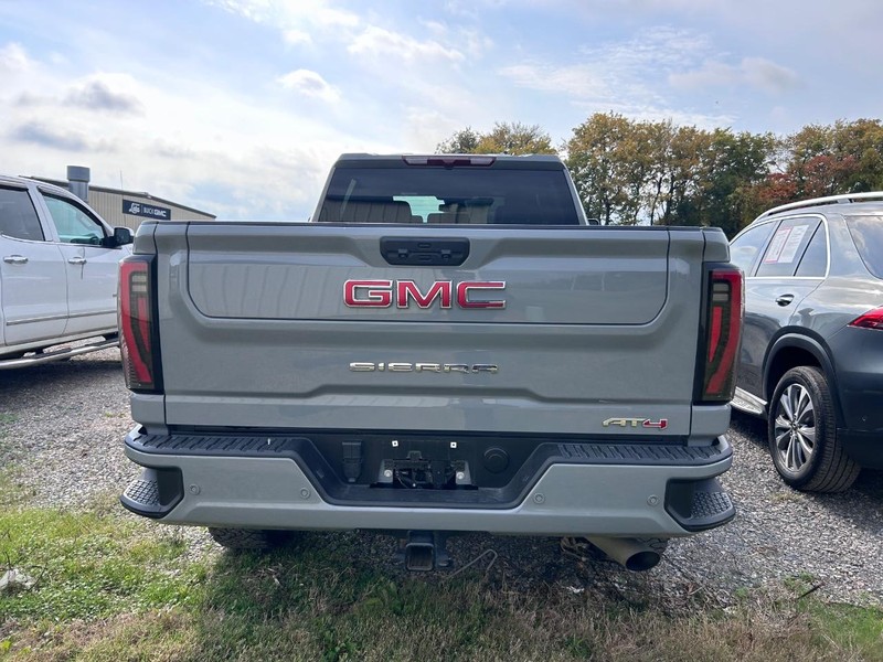 GMC Sierra 2500HD Vehicle Full-screen Gallery Image 3